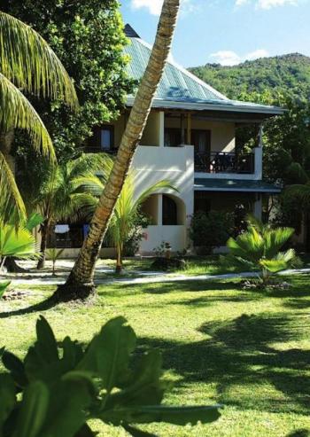 Tropischer Garten des Indian Ocean Lodge Praslin Seychellen