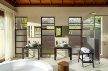 Niva Labriz  Seychellen Beach Sanctuary Pool Bathroom    Villa